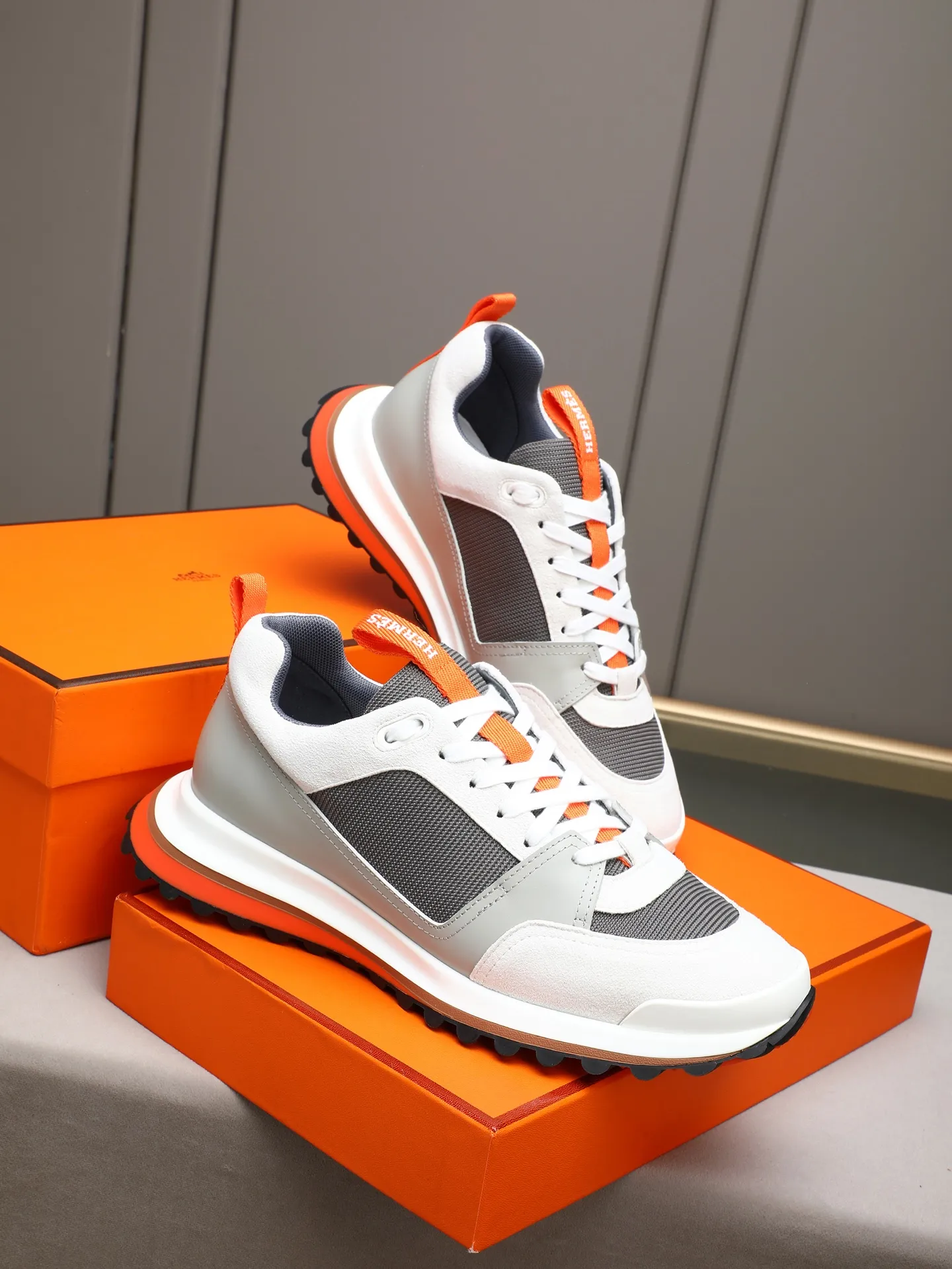 PP680【Hermes】fe new arrival~New Bouncing sneakers are the most comfortable shoes from Hermès. They are extremely light on the feet and look great. You won’t feel tired even when you go shopping and running around. 👍Very light and comfortable. Extremely light. Perfect for both sports and leisure. They feel great when you step on them! It’s up to you to choose, there’s always what you want~ ✔️Fabric: Imported first-layer cowhide ✔️Inner lining: Imported water-dyed cowhide ✔️Outsole: Seamless combination of IP+TPU (multi-color letters) German technology irradiation machine ✔️Code number: Male 38-44 (45 customized)